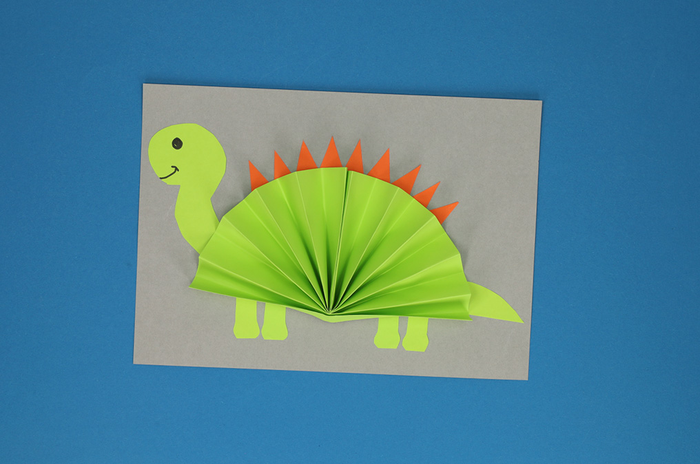 Dino knutselen van papier