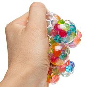 Pressez la boule à bulles avec des perles d'eau