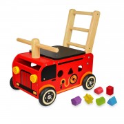 Je suis un jouet qui marche et pousse un camion des pompiers