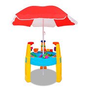Sand- und Wasserspielplatz mit Sonnenschirm