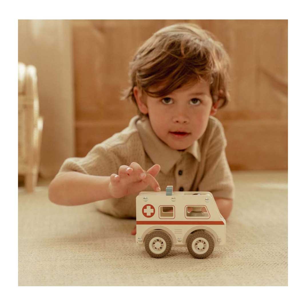 Little Dutch Houten Ambulance met Poppetje FSC