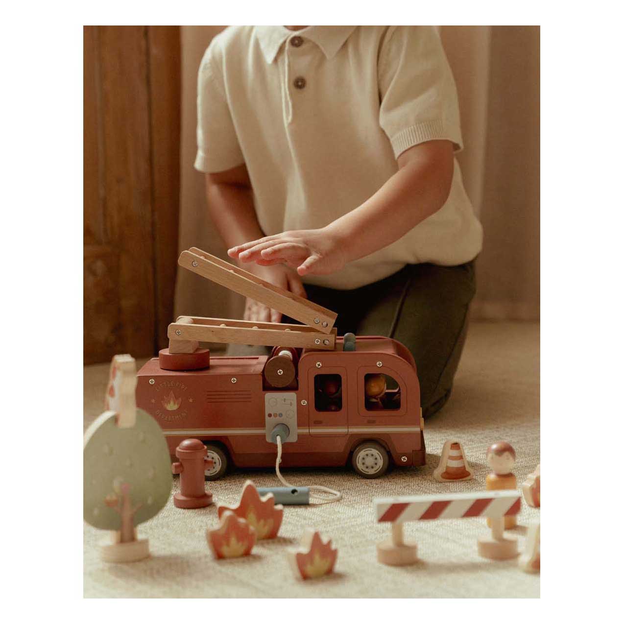 Little Dutch Holz-Feuerwehrauto-Set mit Figur FSC