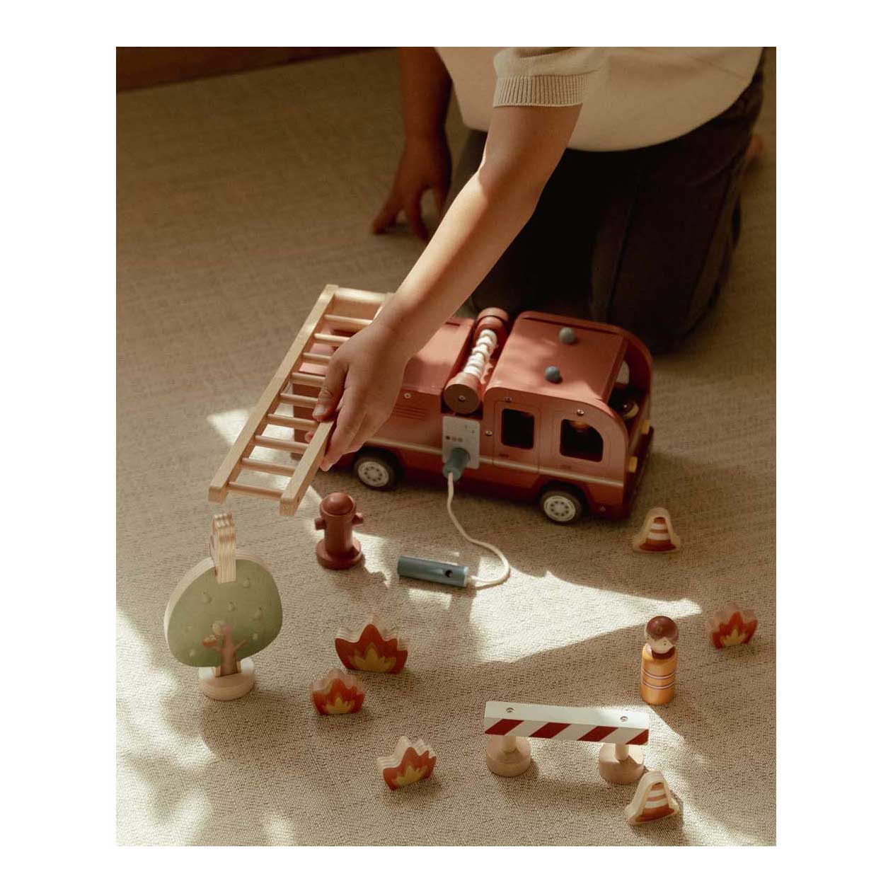 Little Dutch Holz-Feuerwehrauto-Set mit Figur FSC