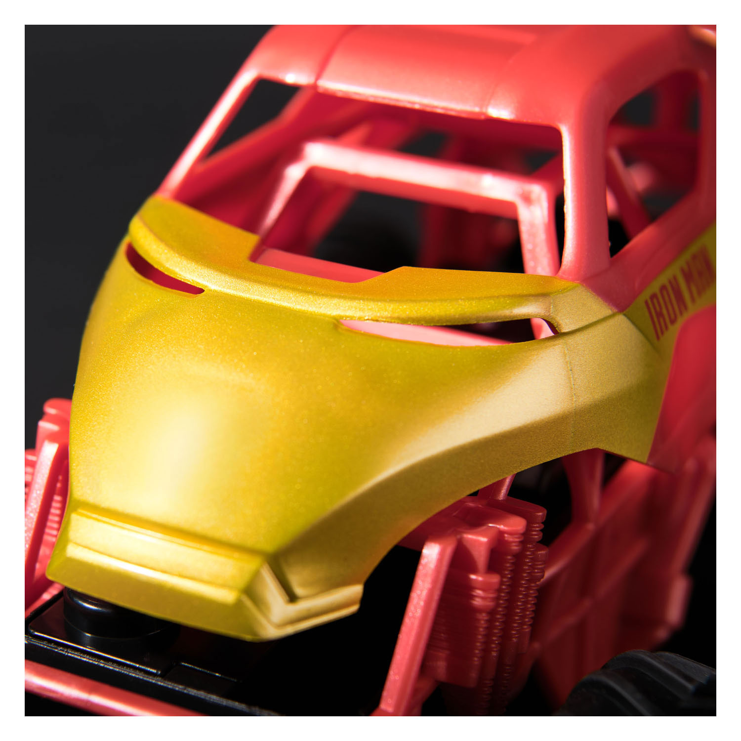 Monster Jam RC Marvel Iron Man conduisant une voiture