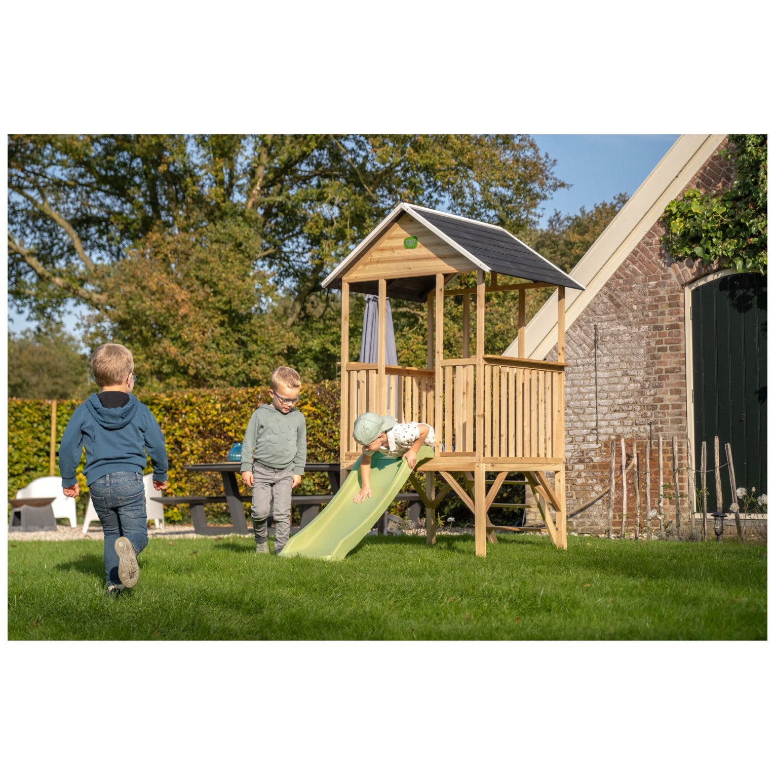EXIT Panorama 300 houten speelhuis met glijbaan