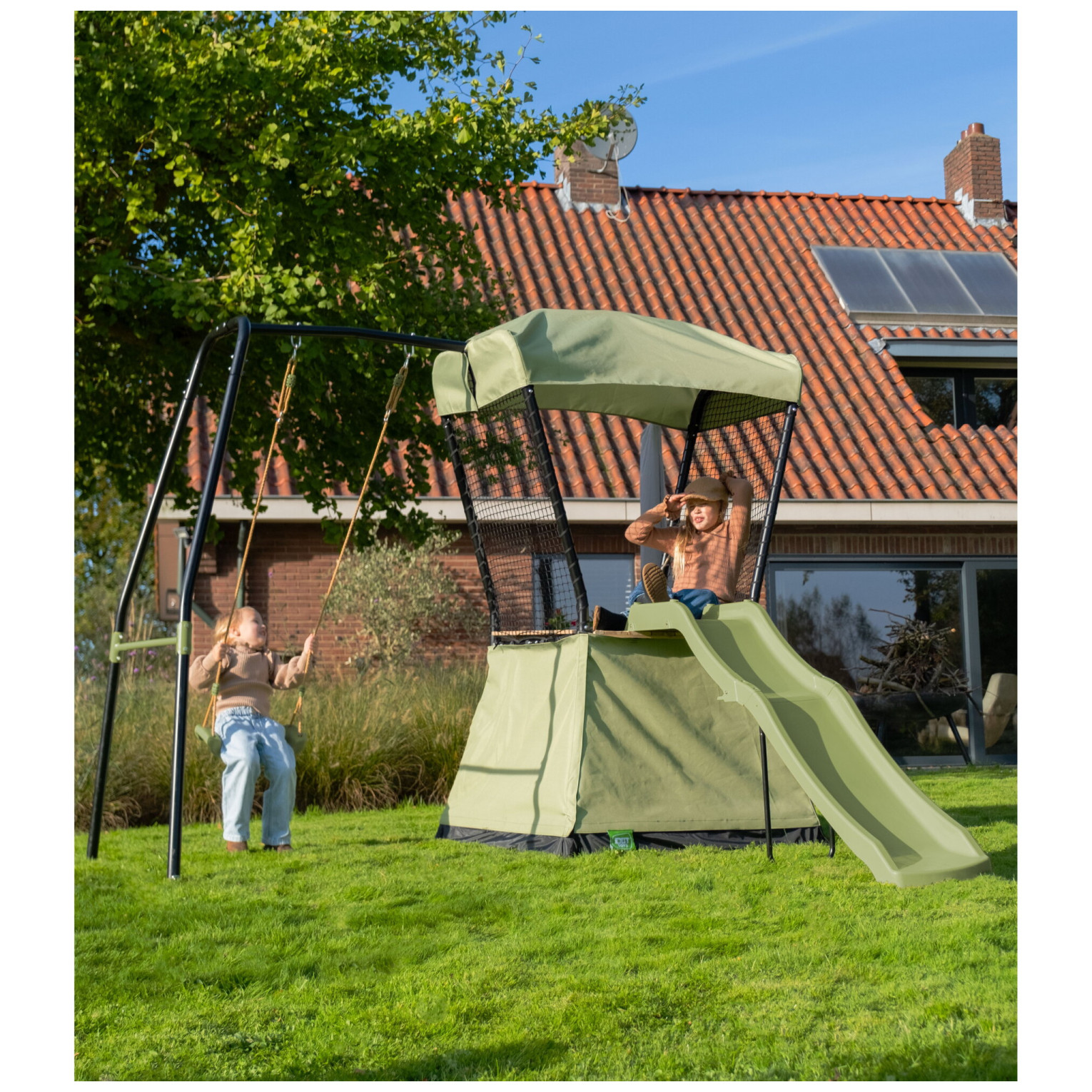 EXIT Ivy speeltoestel met glijbaan en schommel