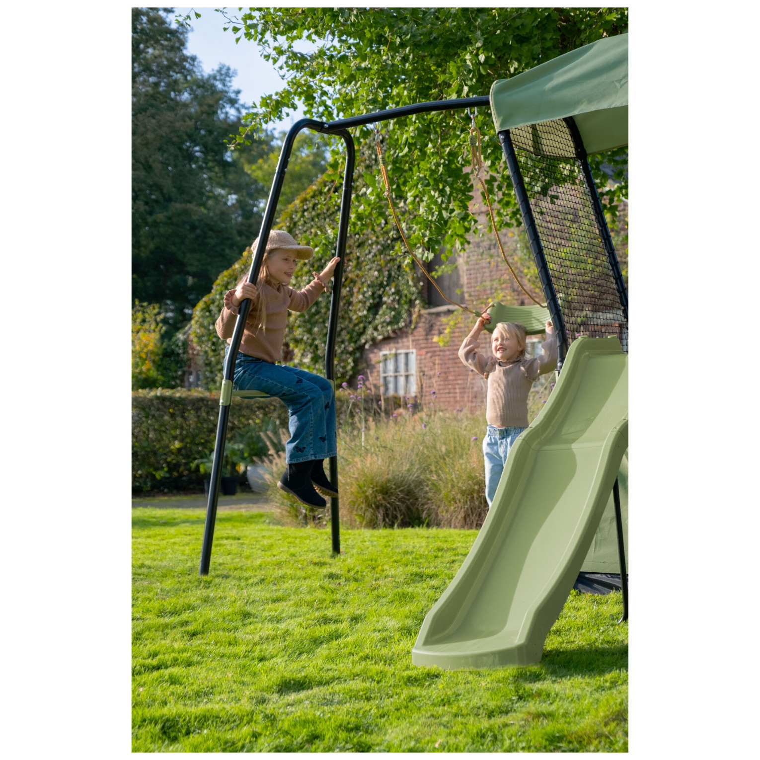 EXIT Ivy speeltoestel met glijbaan en schommel