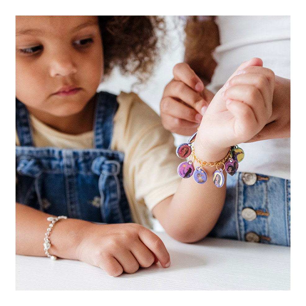 Disney Wish - Fabriquez des bracelets à paillettes avec des charms