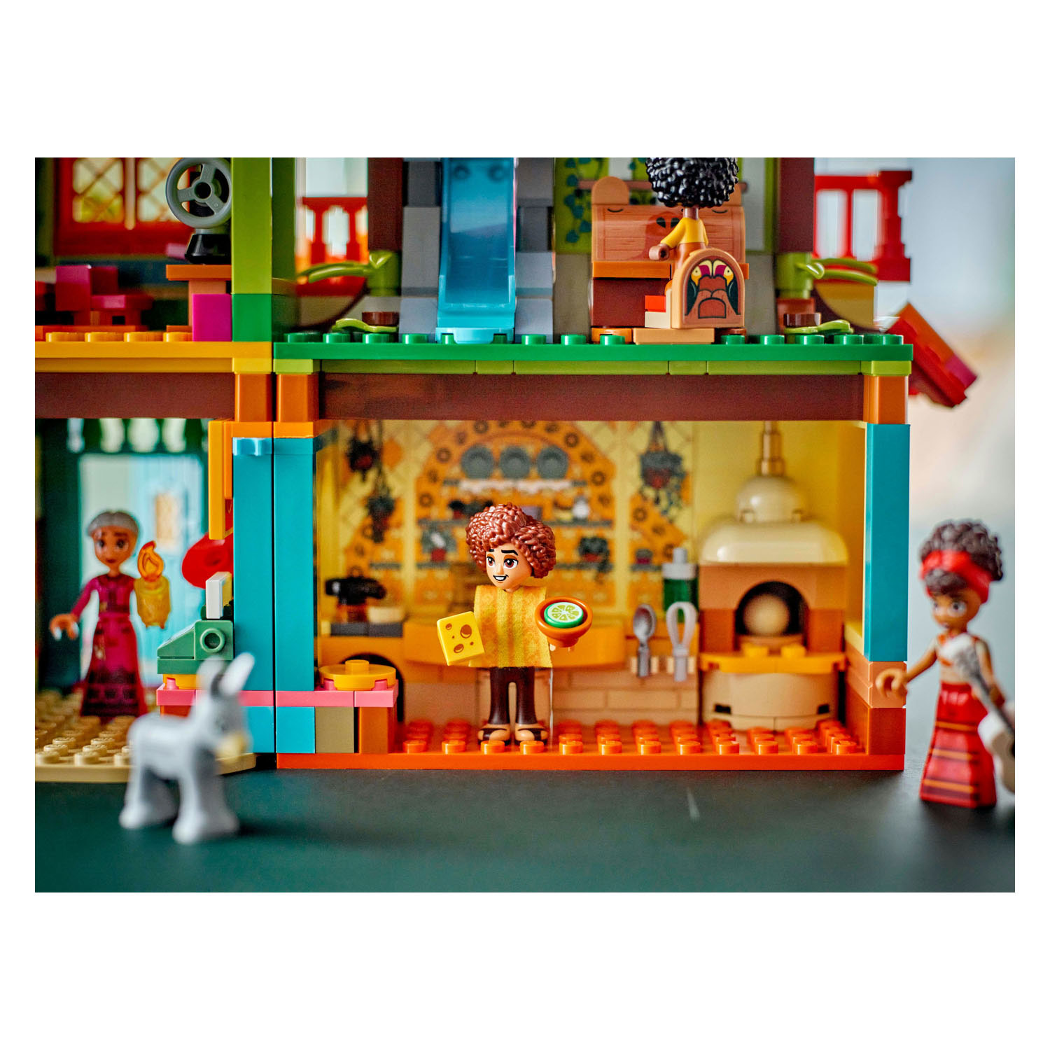 LEGO Disney 43245 Het Magische Huis van de Familie Madrigal