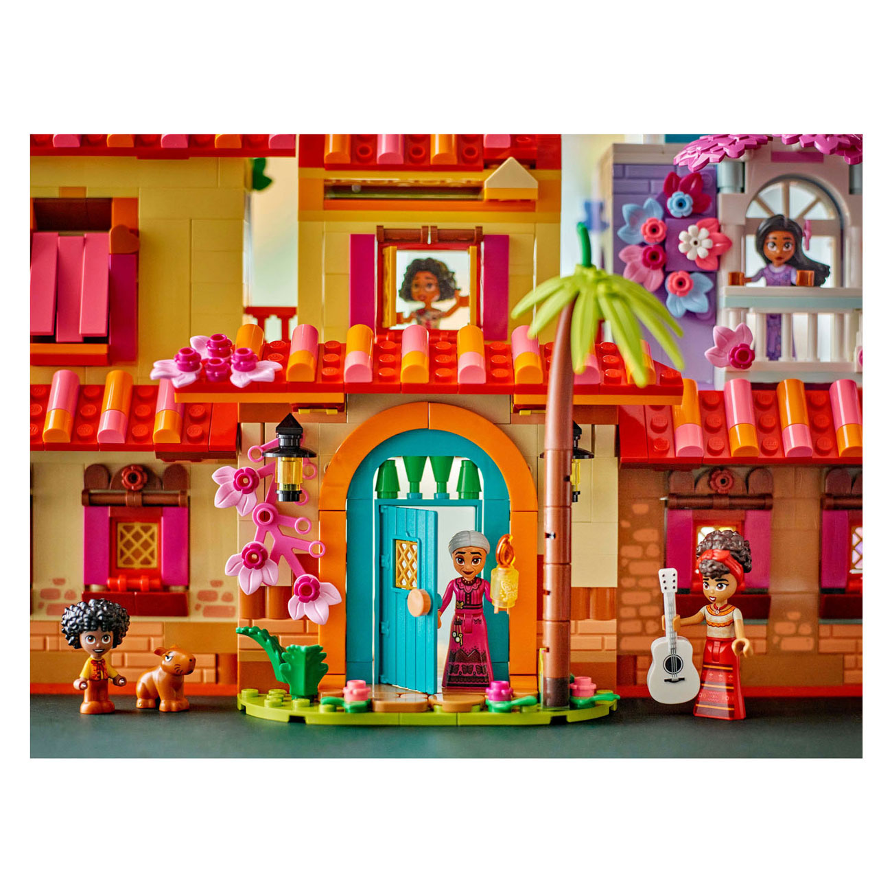 LEGO Disney 43245 Het Magische Huis van de Familie Madrigal