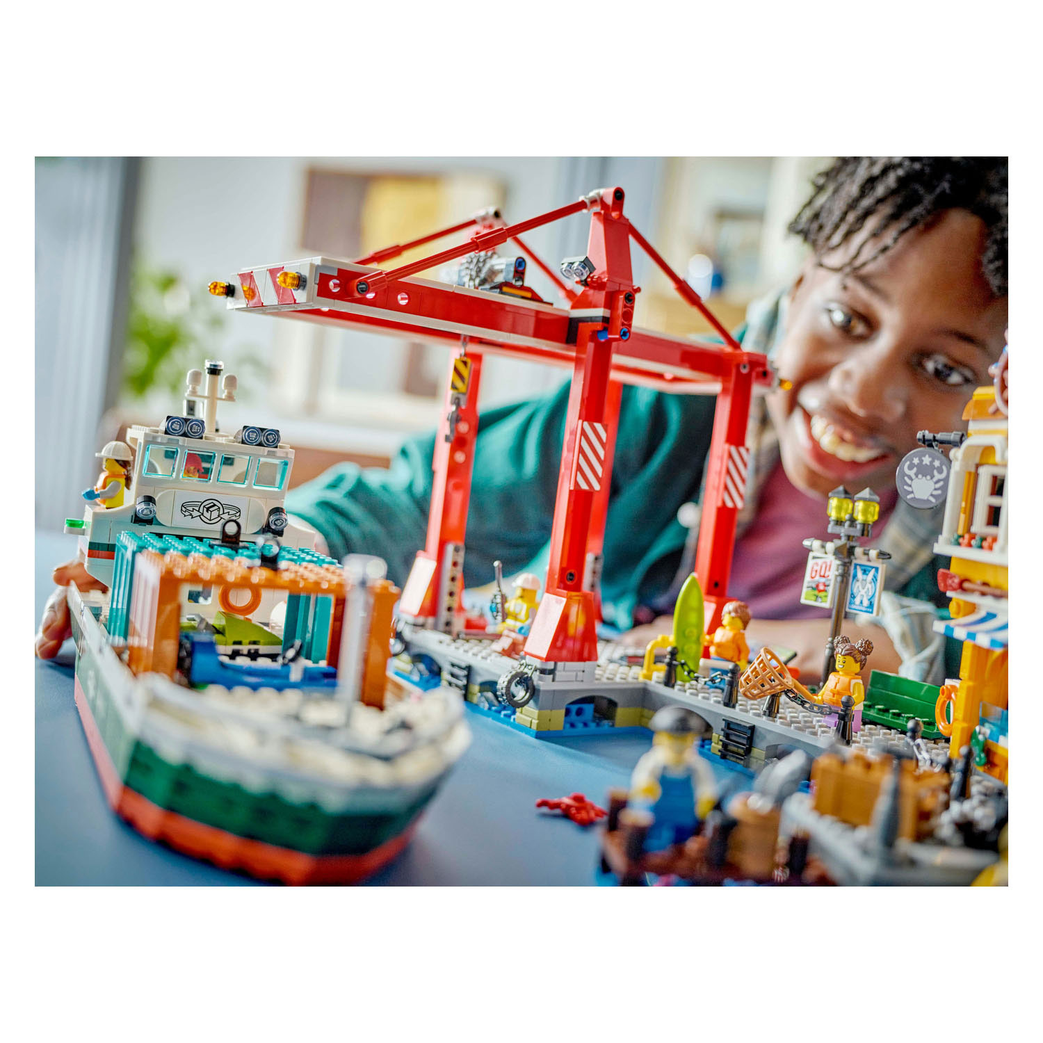 LEGO City 60422 Haven met Vrachtschip