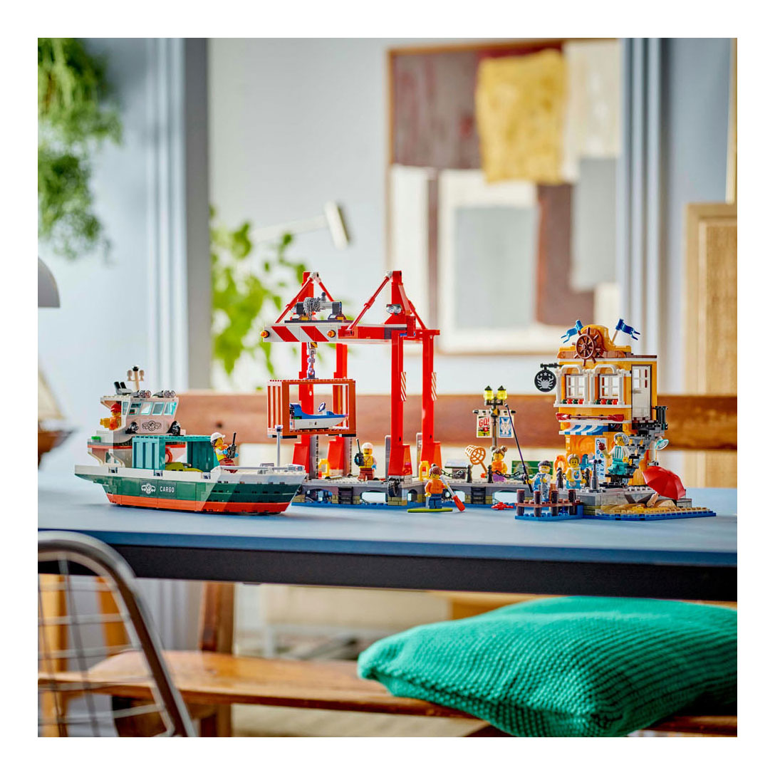 LEGO City 60422 Haven met Vrachtschip