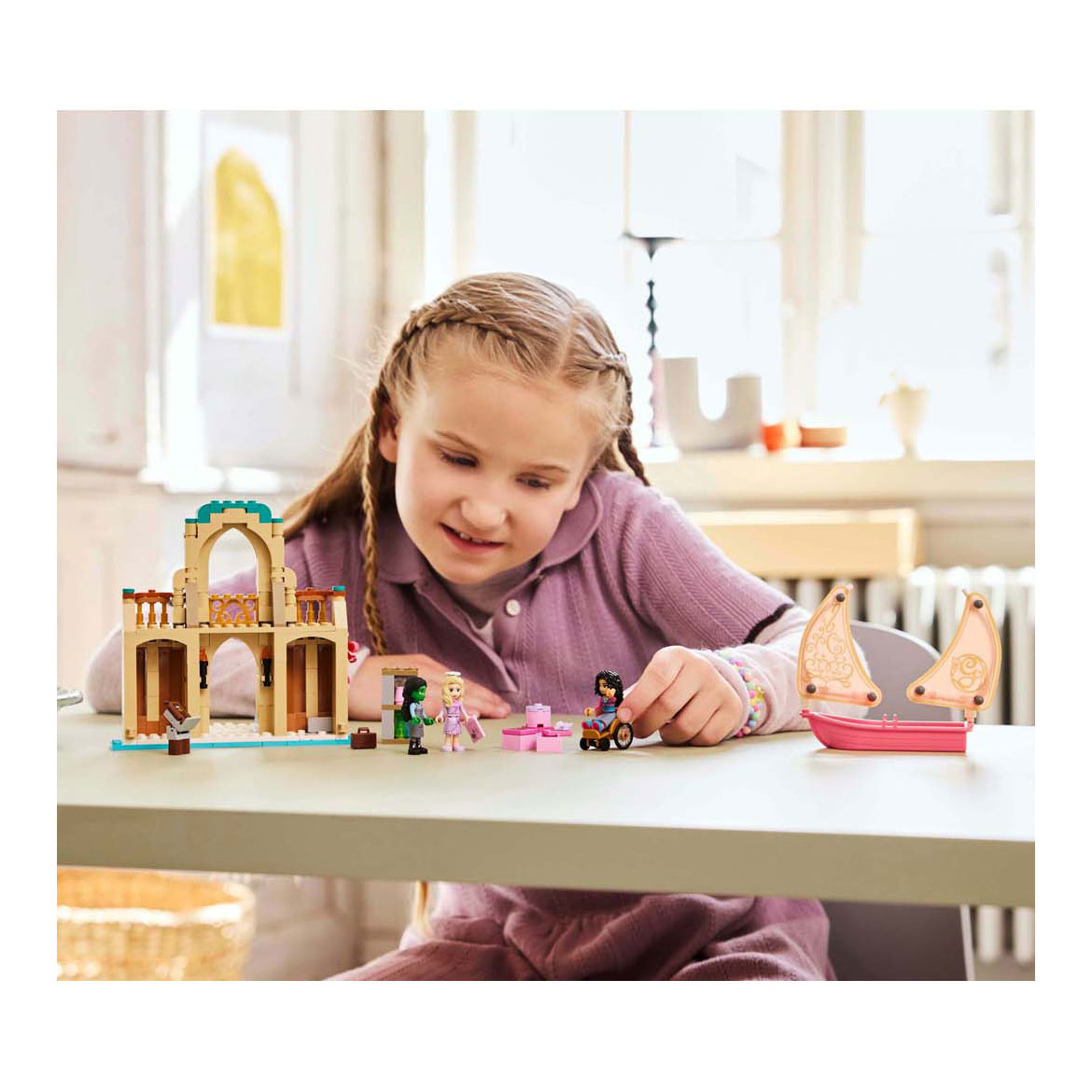 LEGO Wicked 75681 Glinda, Elphaba en Nessarose op Shiz University
