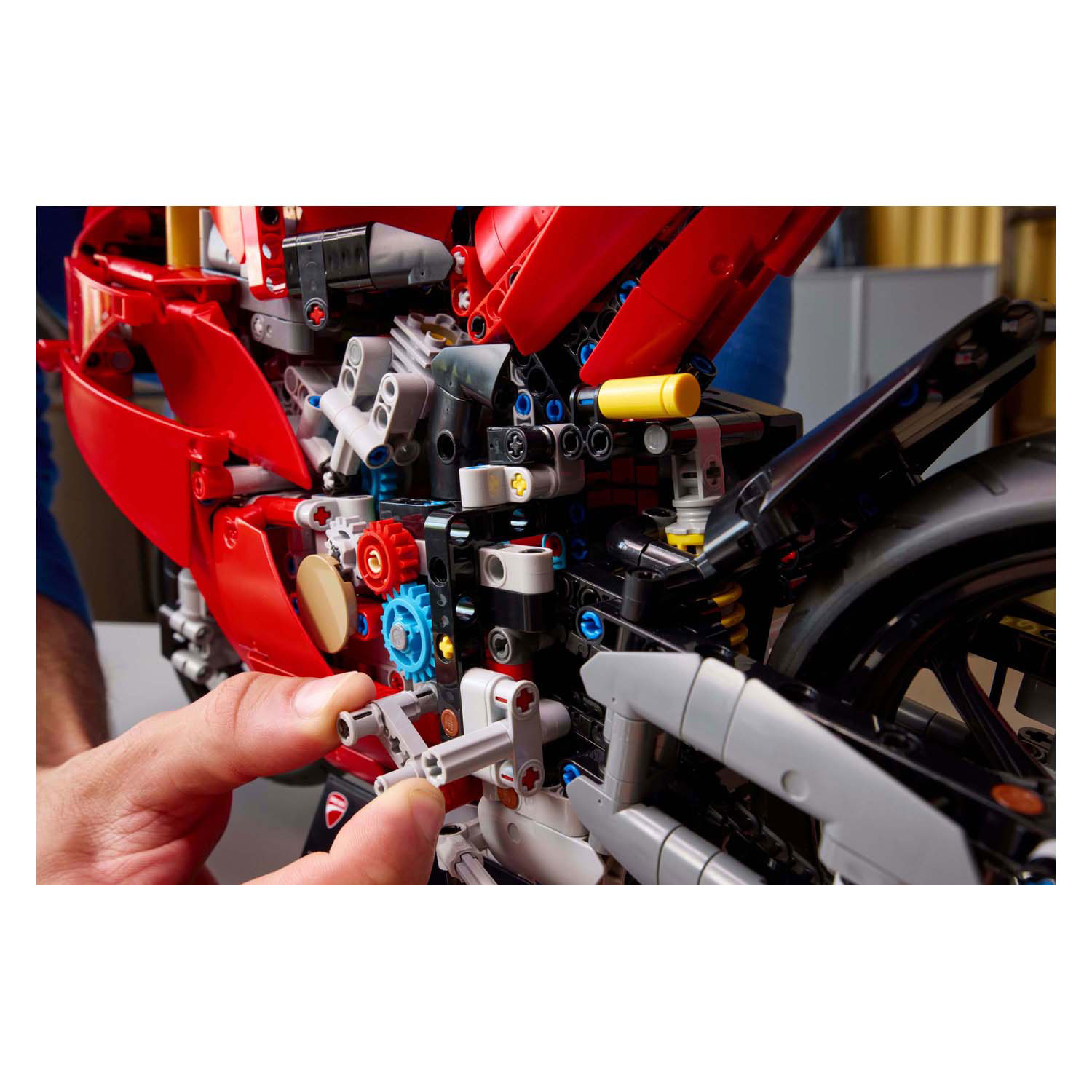 LEGO Technic 42202 Ducati Panigale V4 S Motor