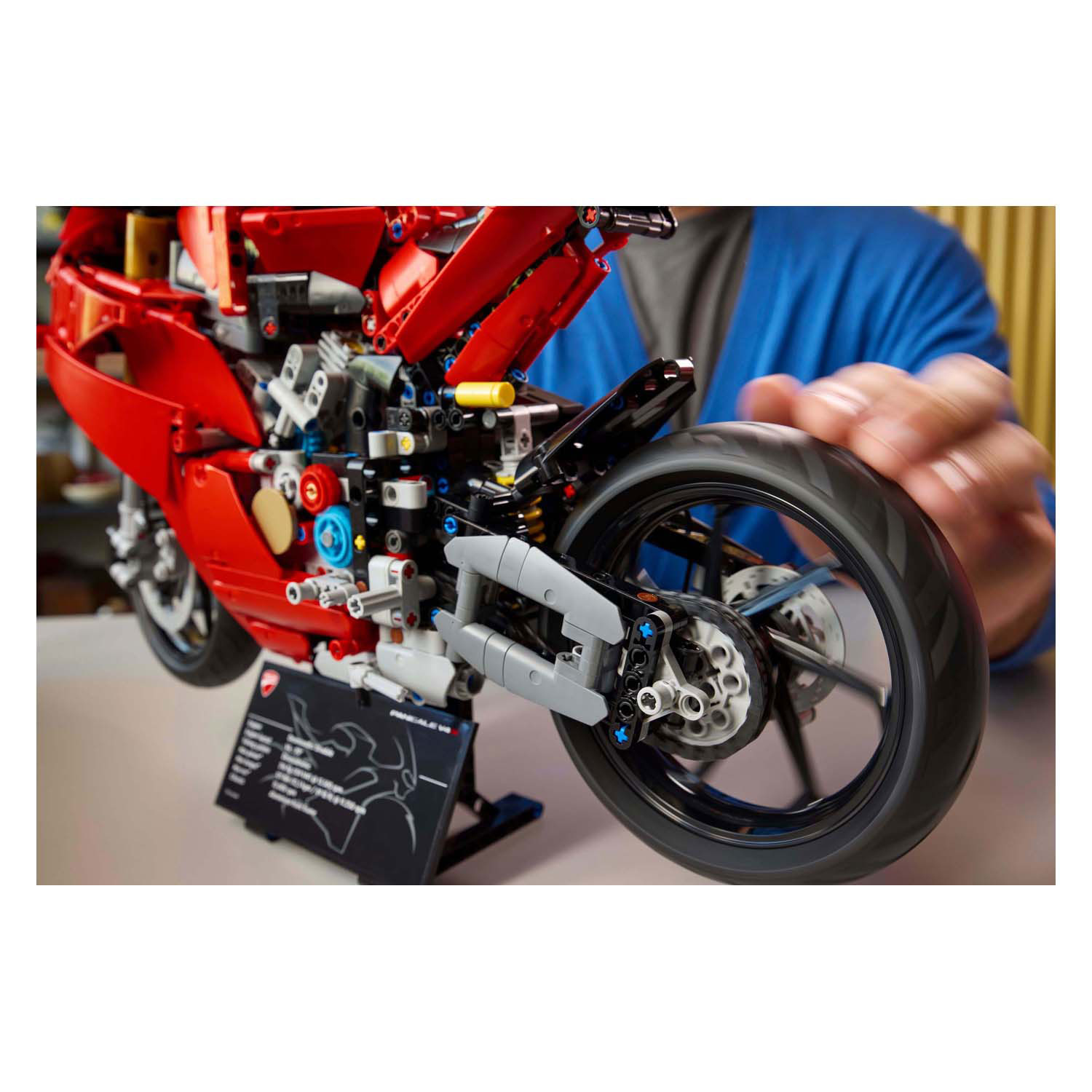 LEGO Technic 42202 Ducati Panigale V4 S Motor