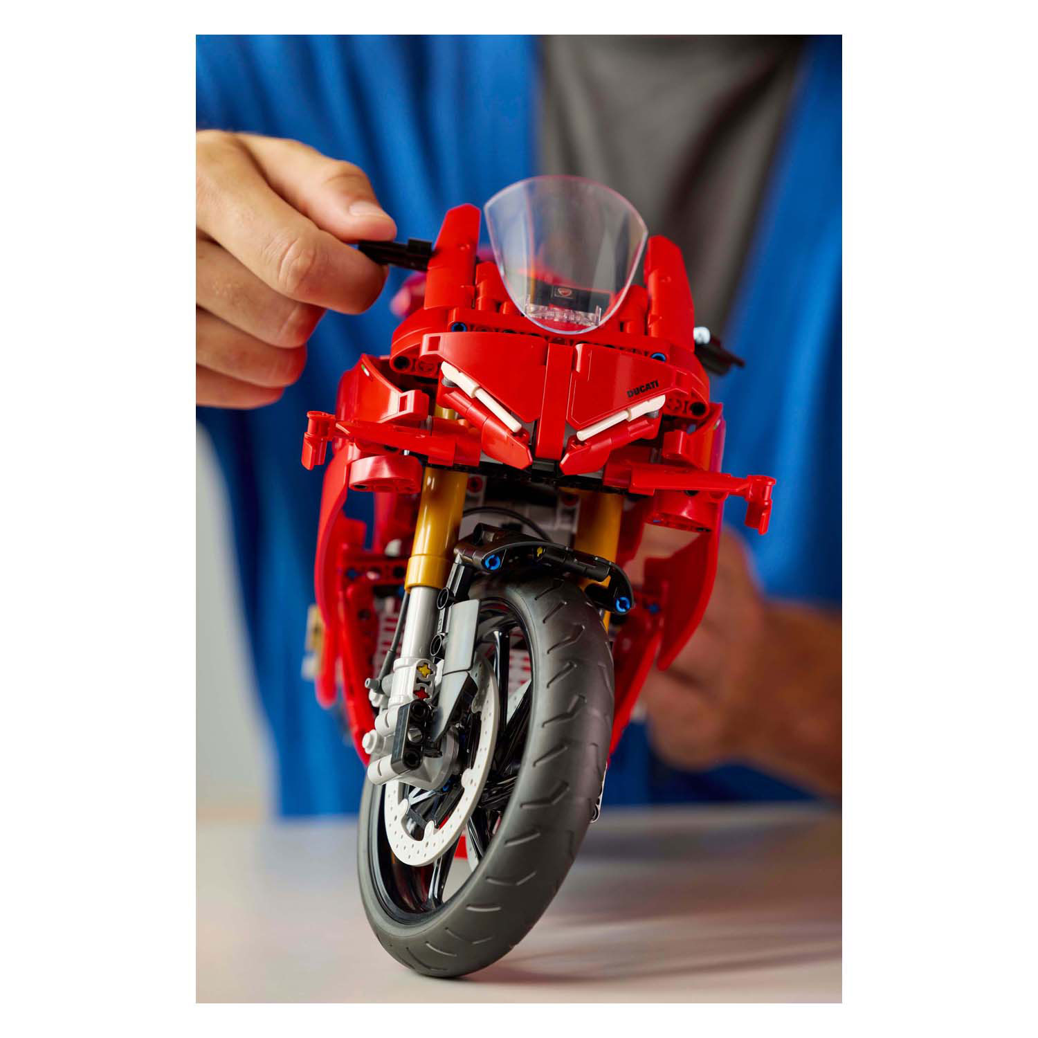 LEGO Technic 42202 Ducati Panigale V4 S Motor