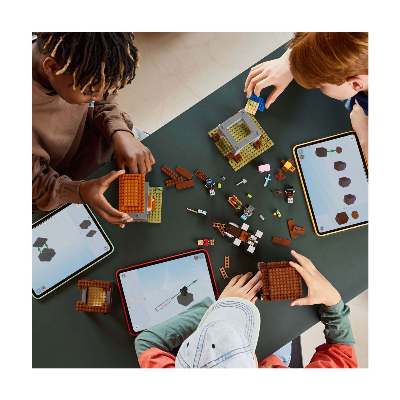 LEGO Minecraft 21278 L'avant-poste et le destructeur des pillards