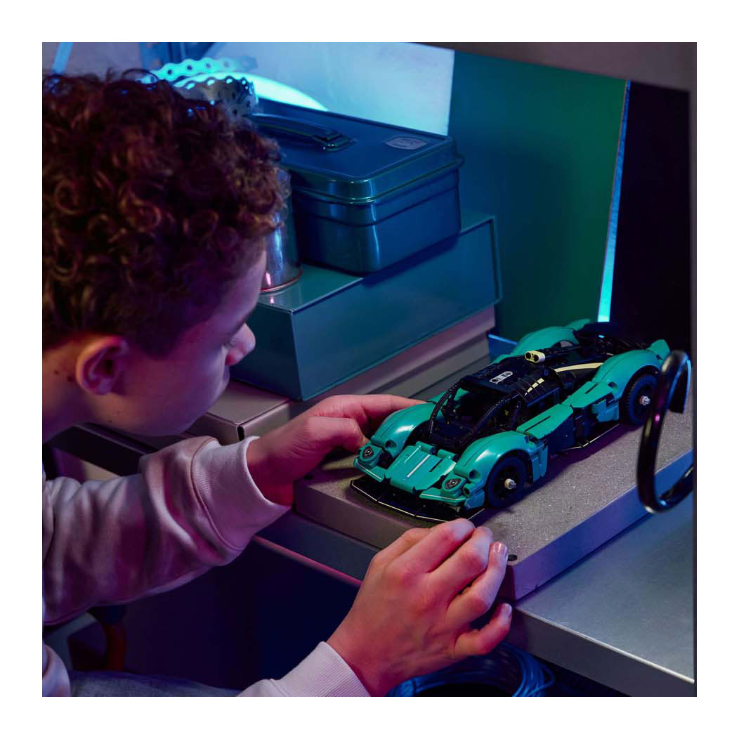 LEGO Technic 42208 Aston Martin Valkyrie