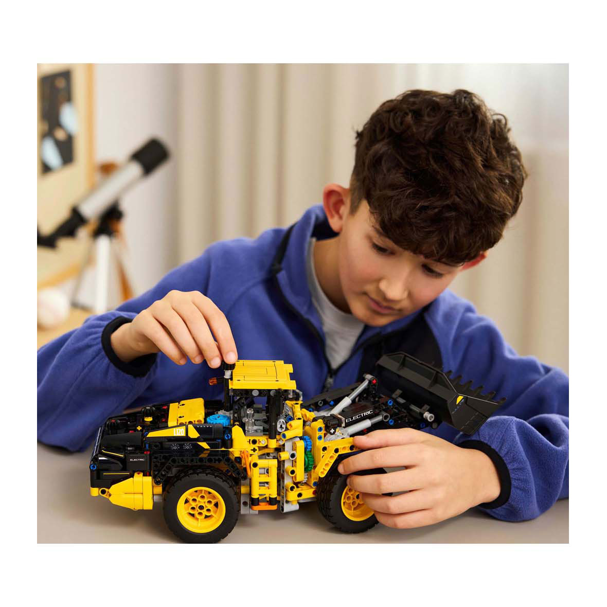 LEGO Technic 42209 Volvo L120 Electric Wiellader