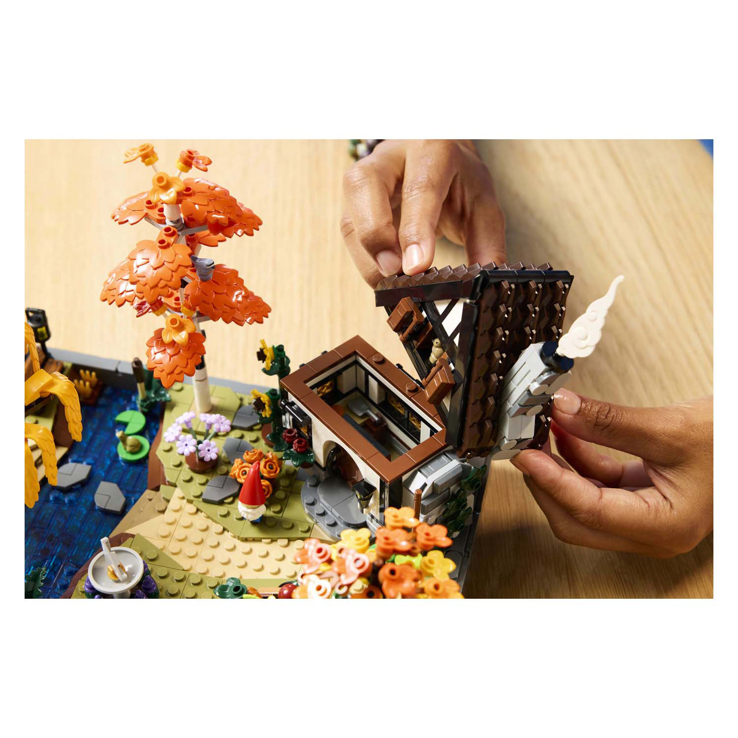 LEGO ICONS 11372 Herfsttuin met cottage