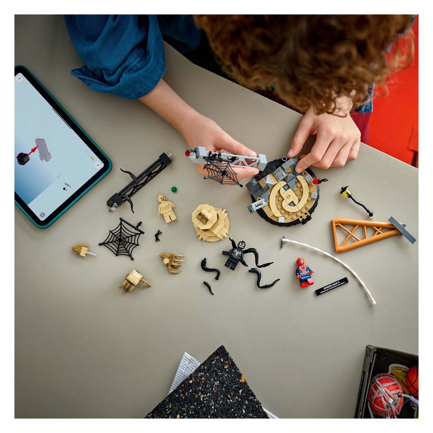 LEGO Super Heroes 76334 Marvel Combat Ultime : Spider-Man contre l'Homme-Sable