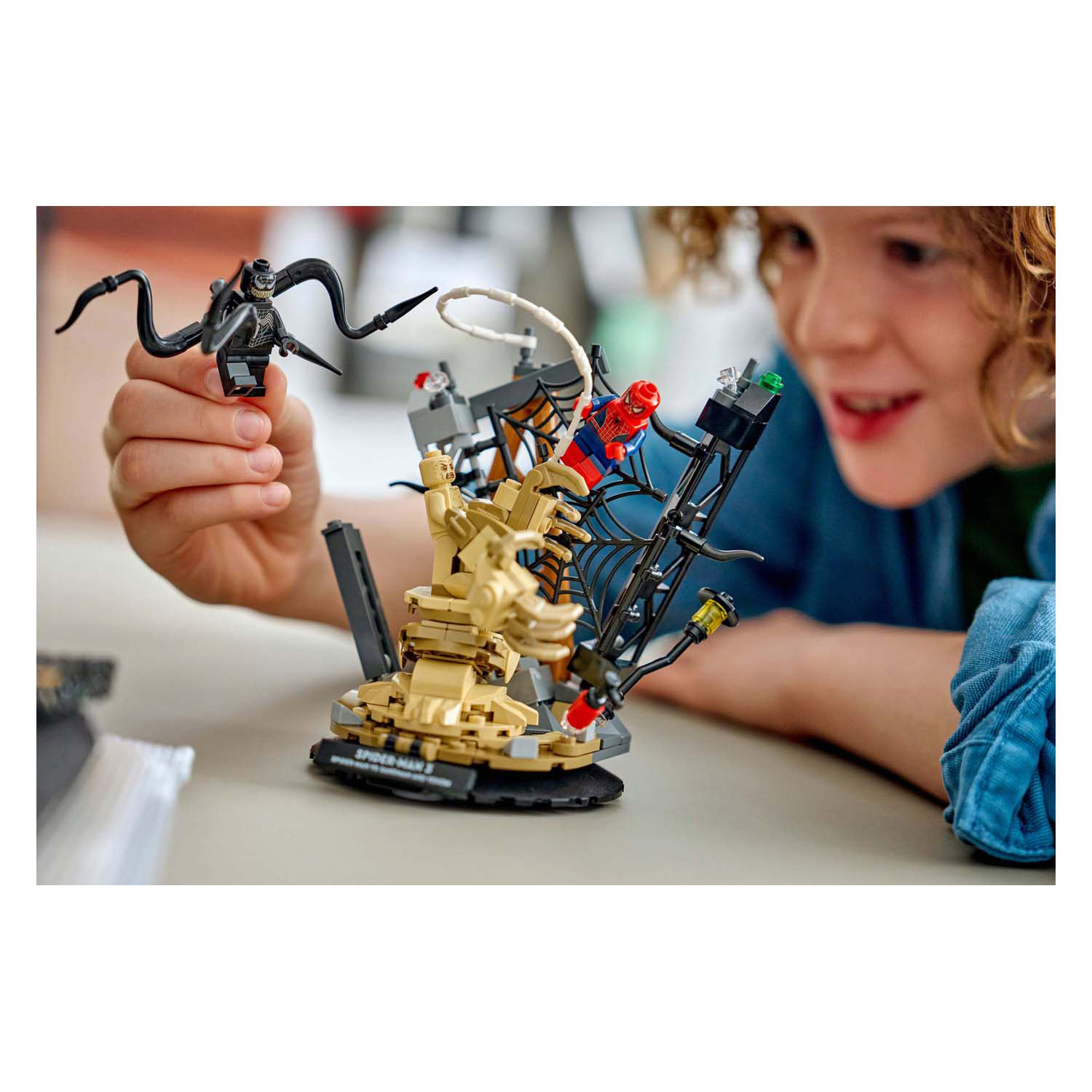 LEGO Super Heroes 76334 Marvel Combat Ultime : Spider-Man contre l'Homme-Sable