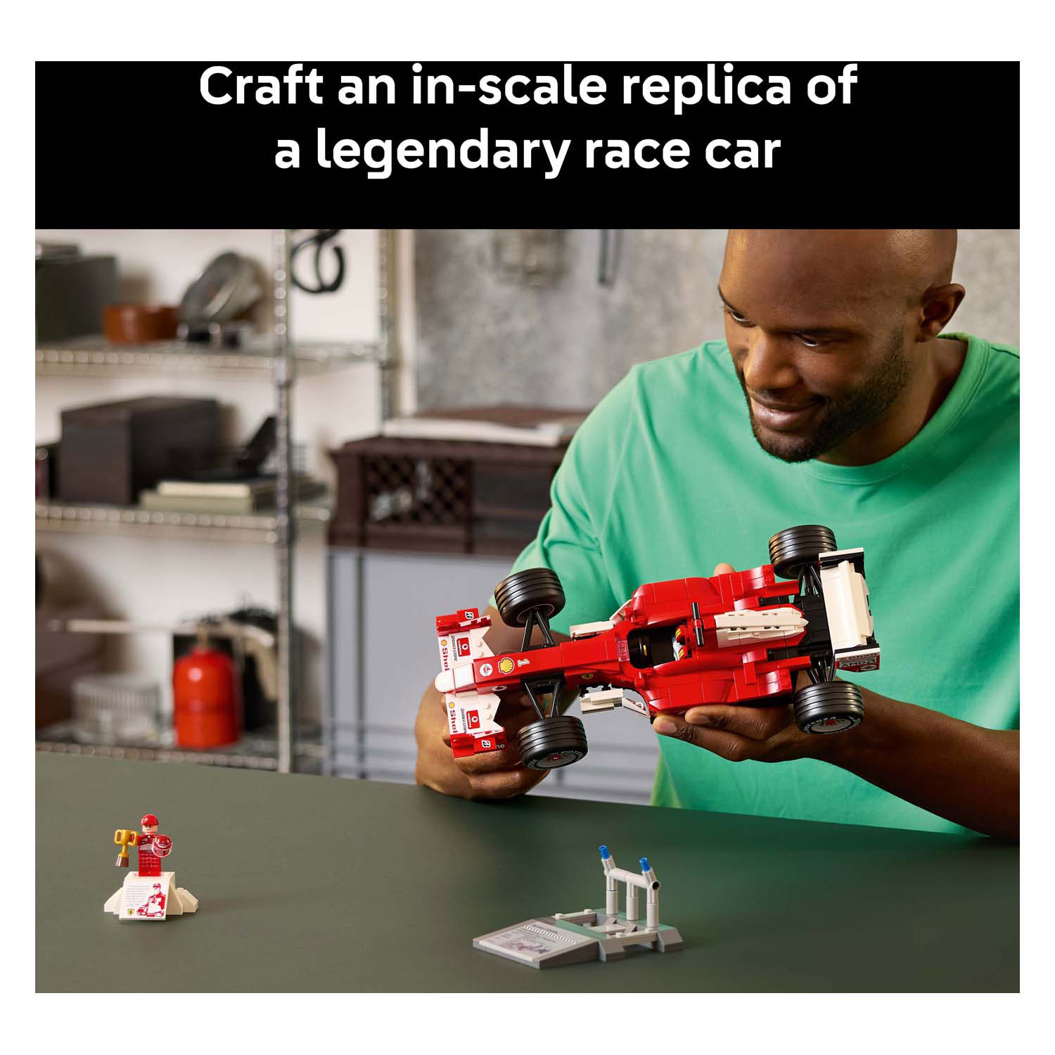 LEGO ICONS 11375 Ferrari F2004 en Michael Schumacher