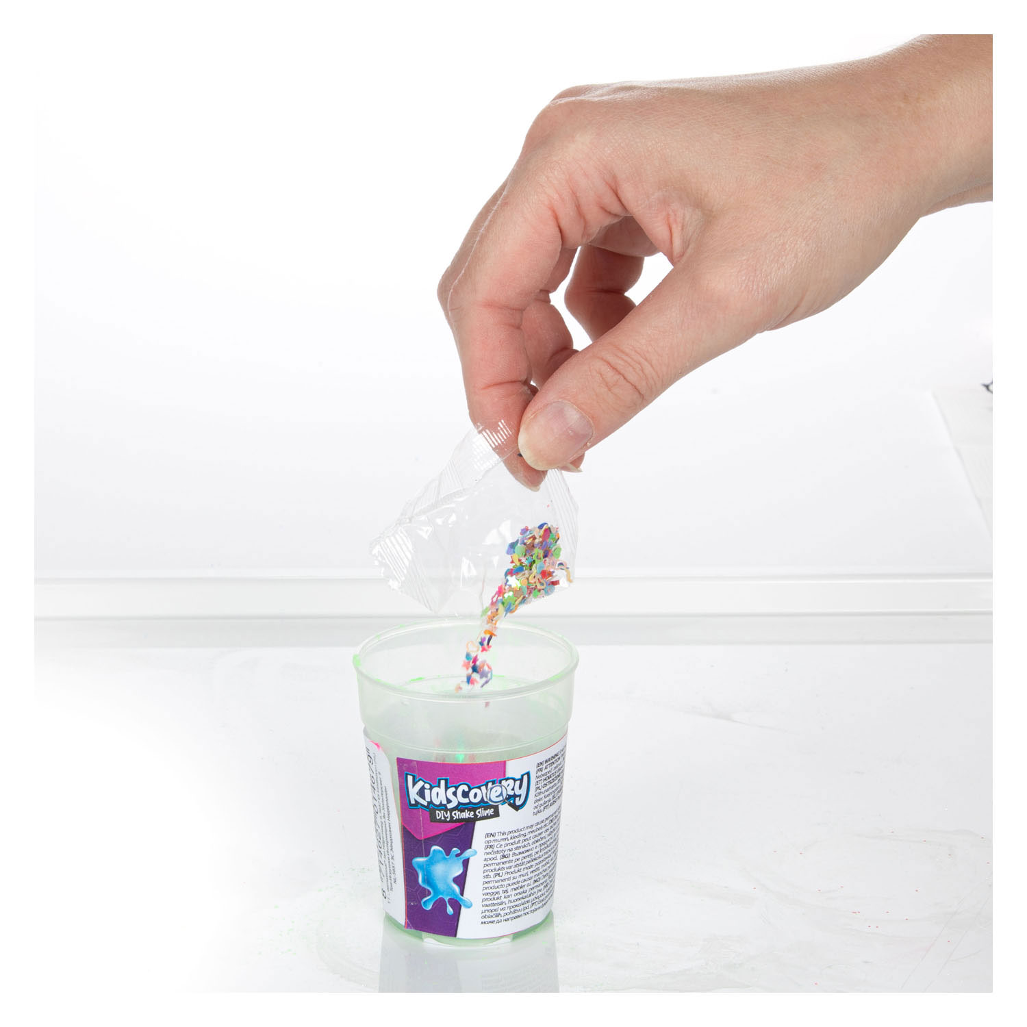 Kidscovery fabrique du slime avec des confettis