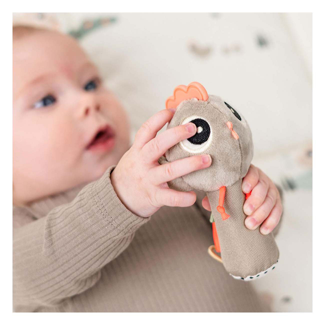 Hochet sensoriel petite ferme beige de Deer