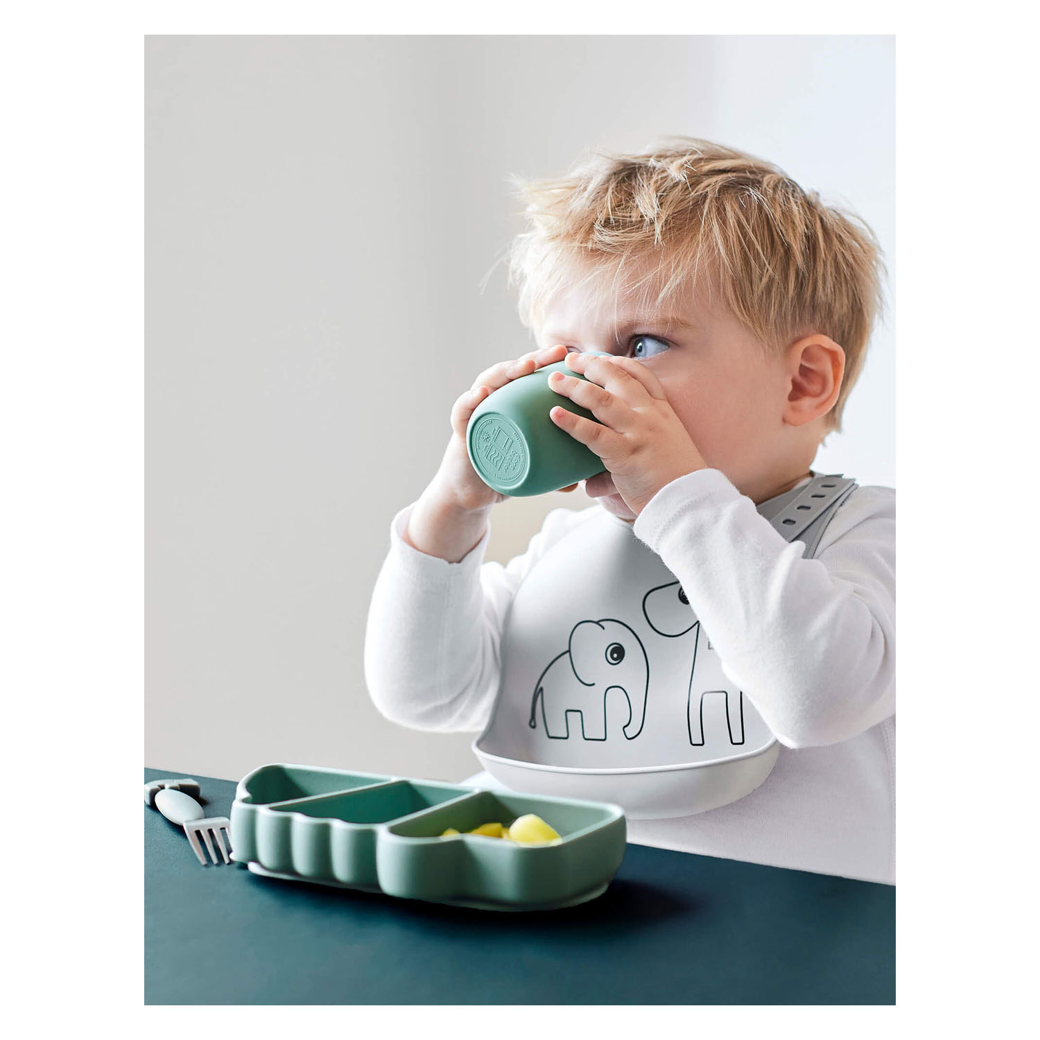 Assiette à goûter Croco en silicone vert, fabriquée par Deer.