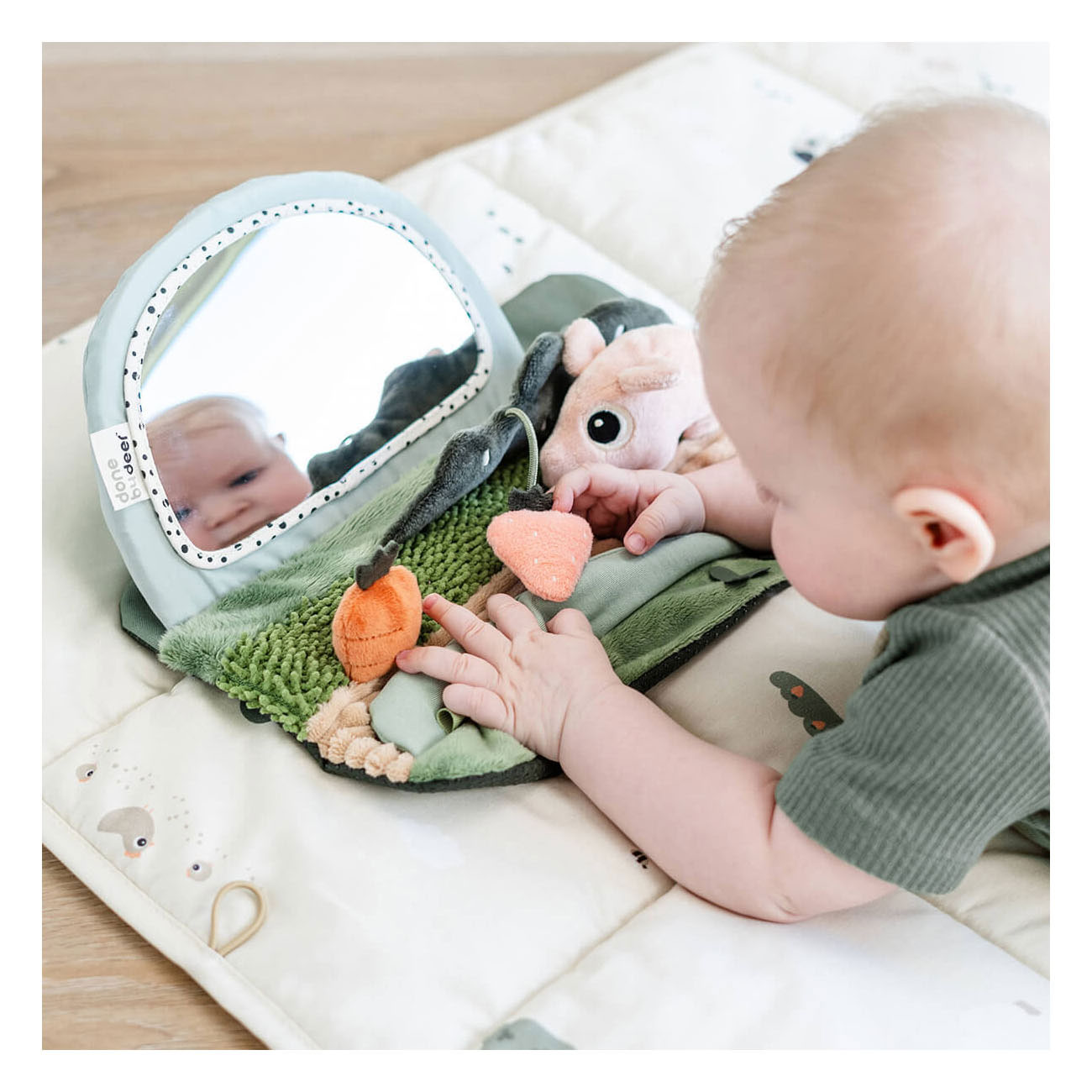 Réalisé par Deer Tummy Time Sensorische Spiegel Tiny Farm