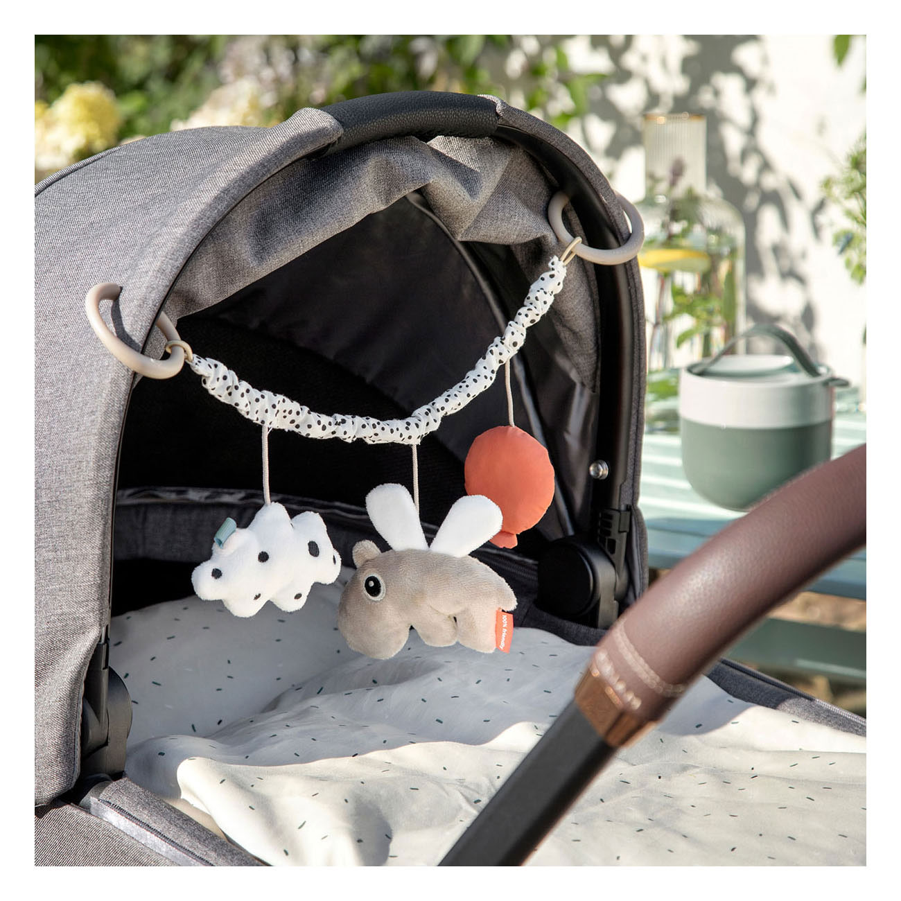 Done by Deer Kinderwagenhanger Happy Clouds - Zand
