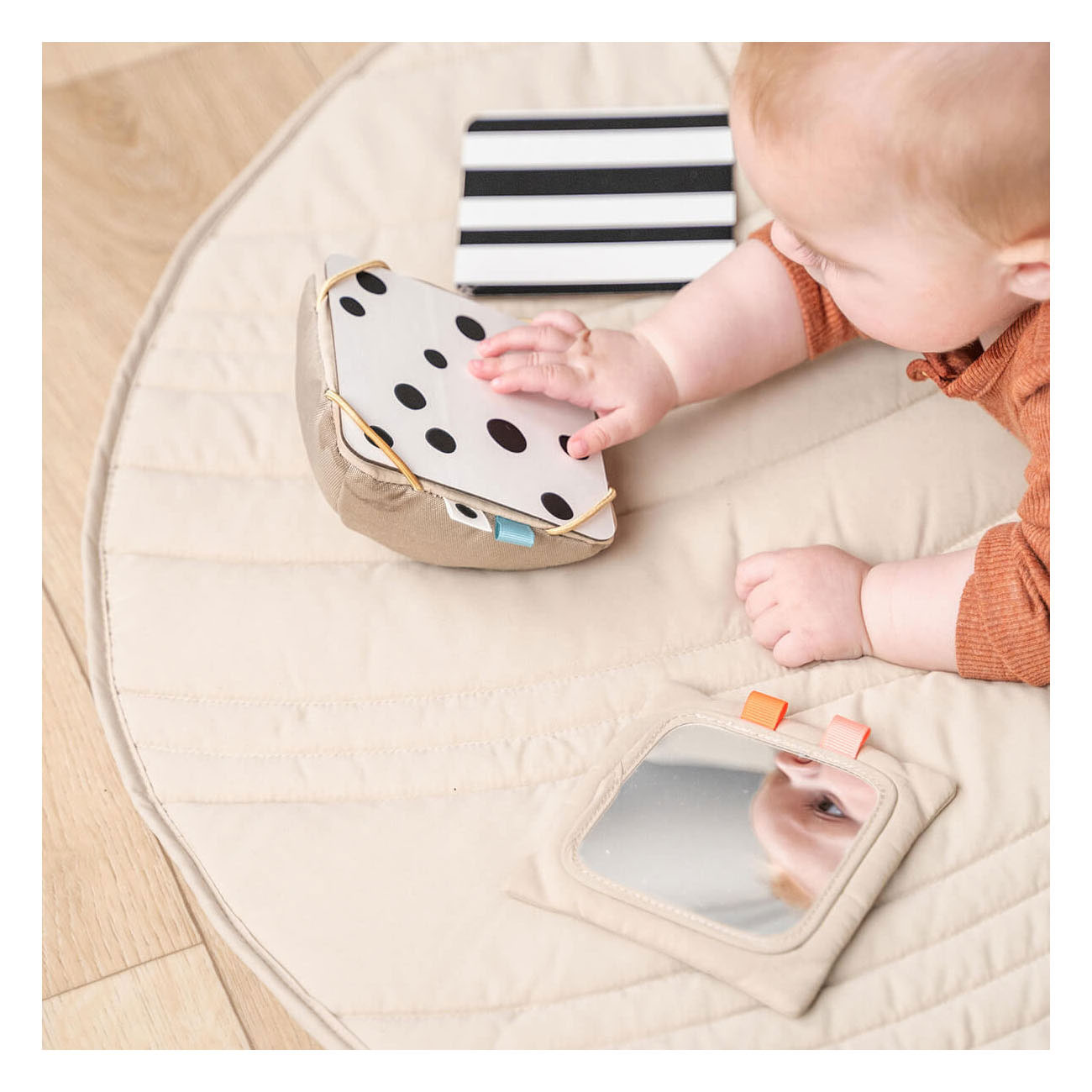 Done by Deer Baby Contrastkaarten Houder Deer Friends - Zand