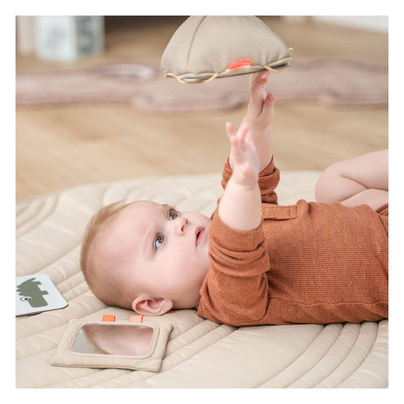 Done by Deer Baby Contrastkaarten Houder Deer Friends - Zand