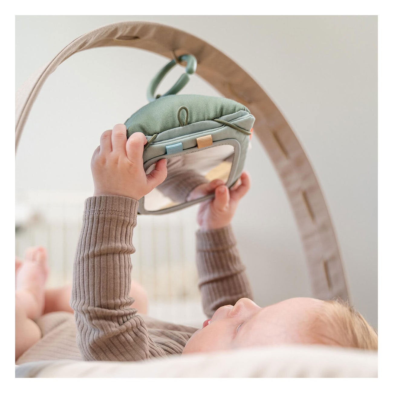 Done by Deer Baby Contrastkaarten Houder Tiny Farm - Groen