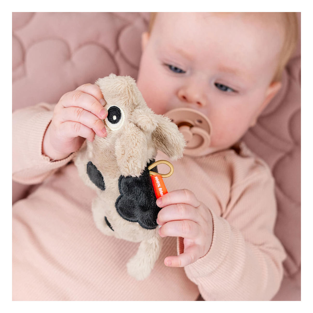 Réalisé par Deer Sensory Rattle Dotti-Sand