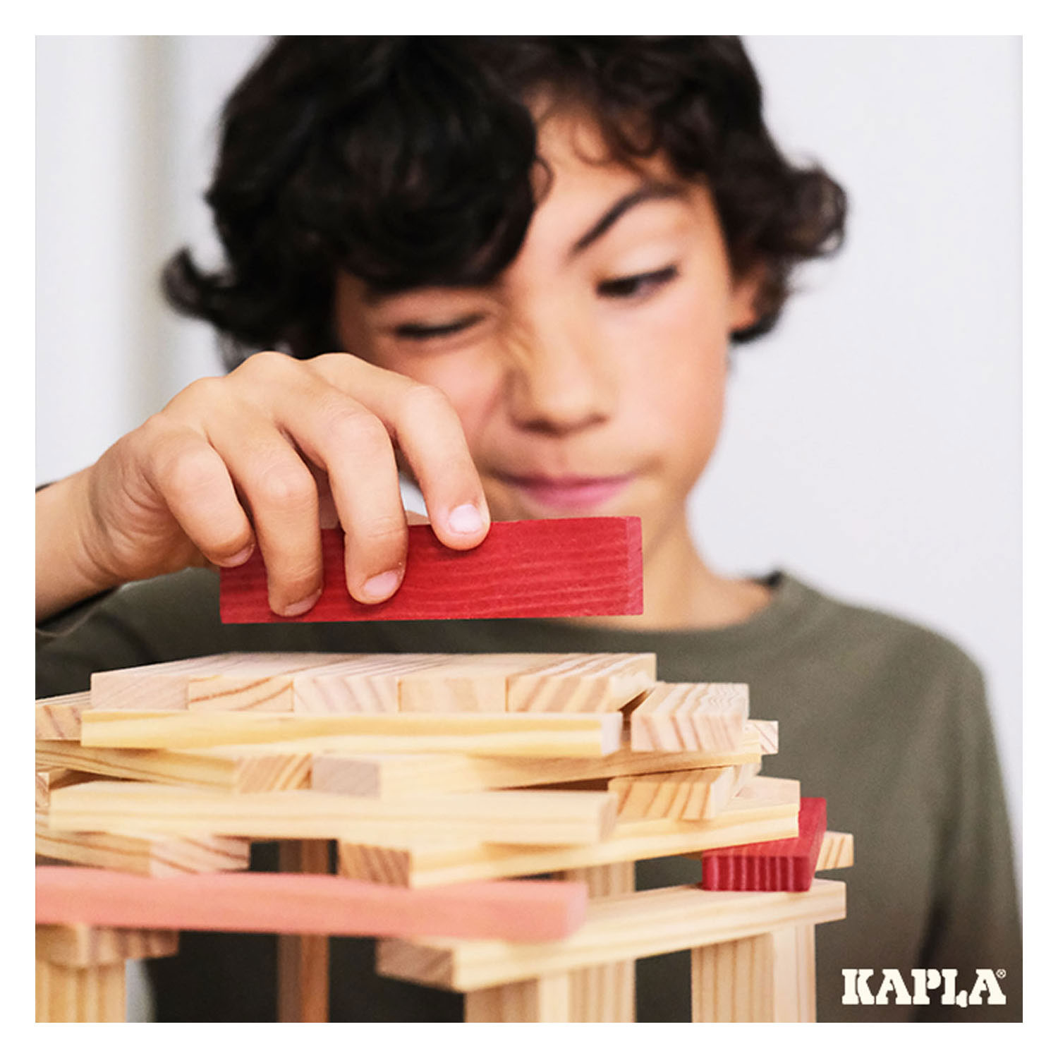 Kapla, Box mit 120 farbigen Planken – Blau/Rosa/Rot