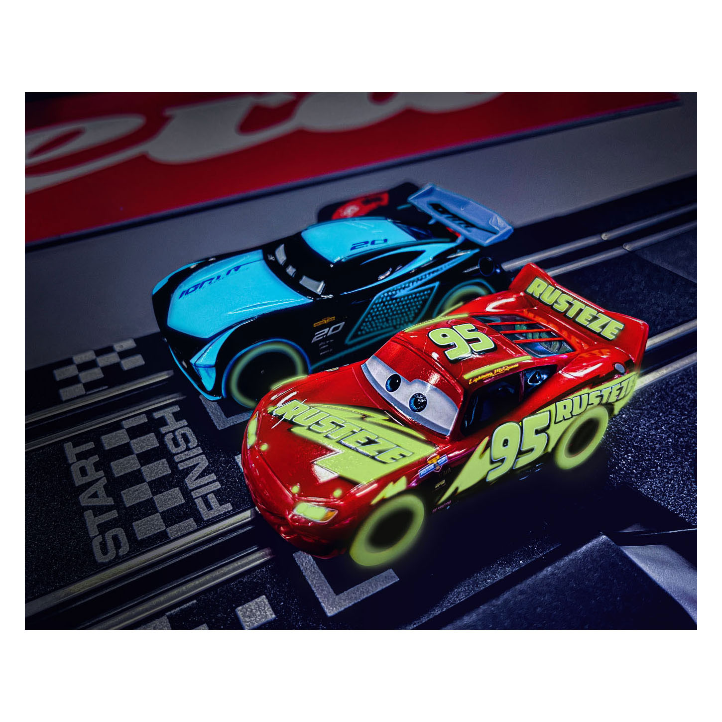 Carrera ALLEZ !!! Piste de course - Disney Cars Glow Racers