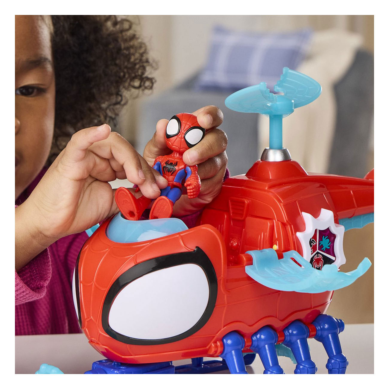 Spidey mit Spidey-Copter-Spielzeughubschrauber