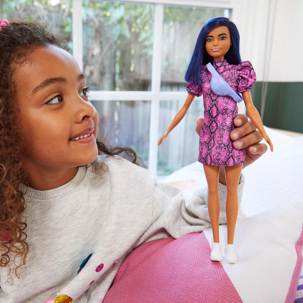 Barbie-Puppe Fashionistas-Puppe – Rosa Kleid mit Aufdruck