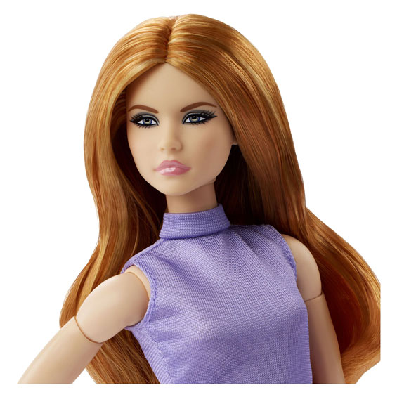 Barbie sieht Modepuppe mit roten Haaren und lila Outfit aus