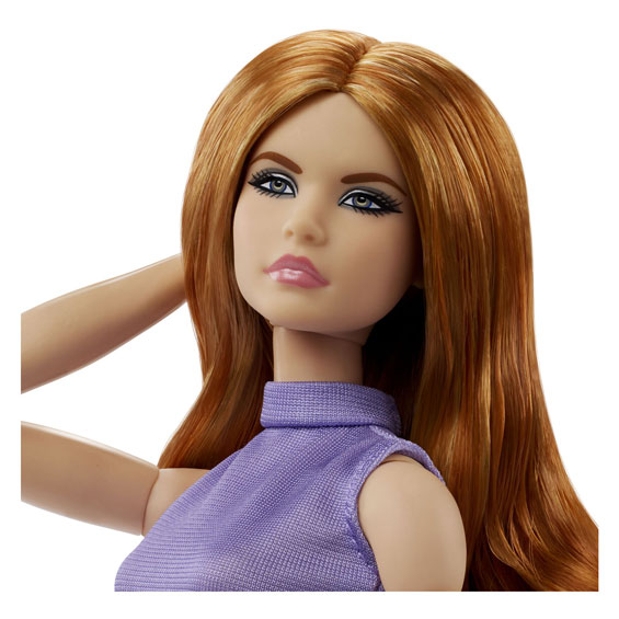 Barbie sieht Modepuppe mit roten Haaren und lila Outfit aus