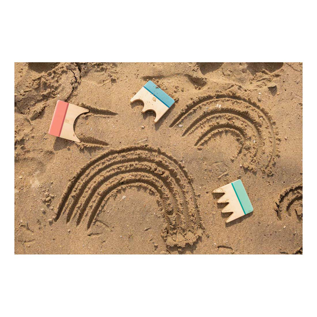 Peignes en bois à motifs de sable BS Toys , 3 pièces.