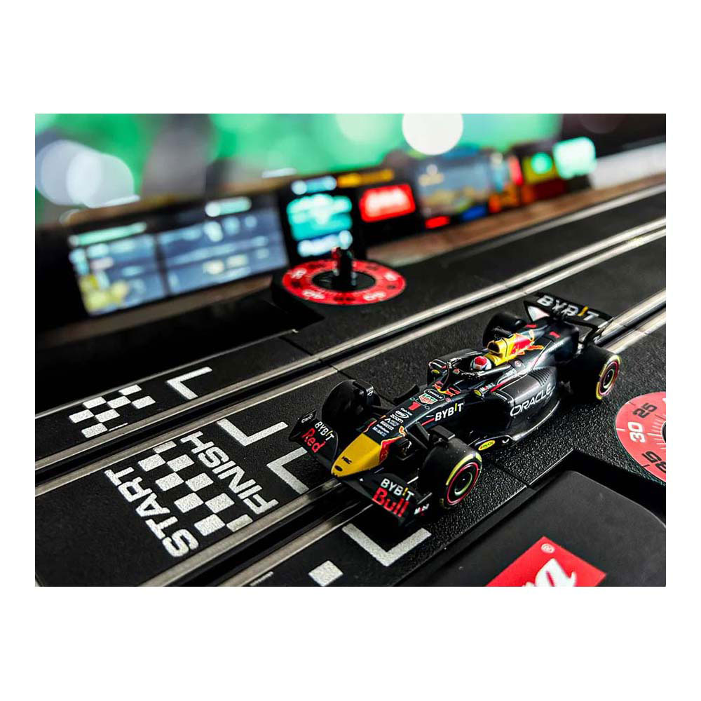Carrera Oracle Red Bull Racing RB19 M. Verstappen, No.1 - 1:43 Carrera Oracle Red Bull Racing RB19 M. Verstappen, No.1 - 1:43