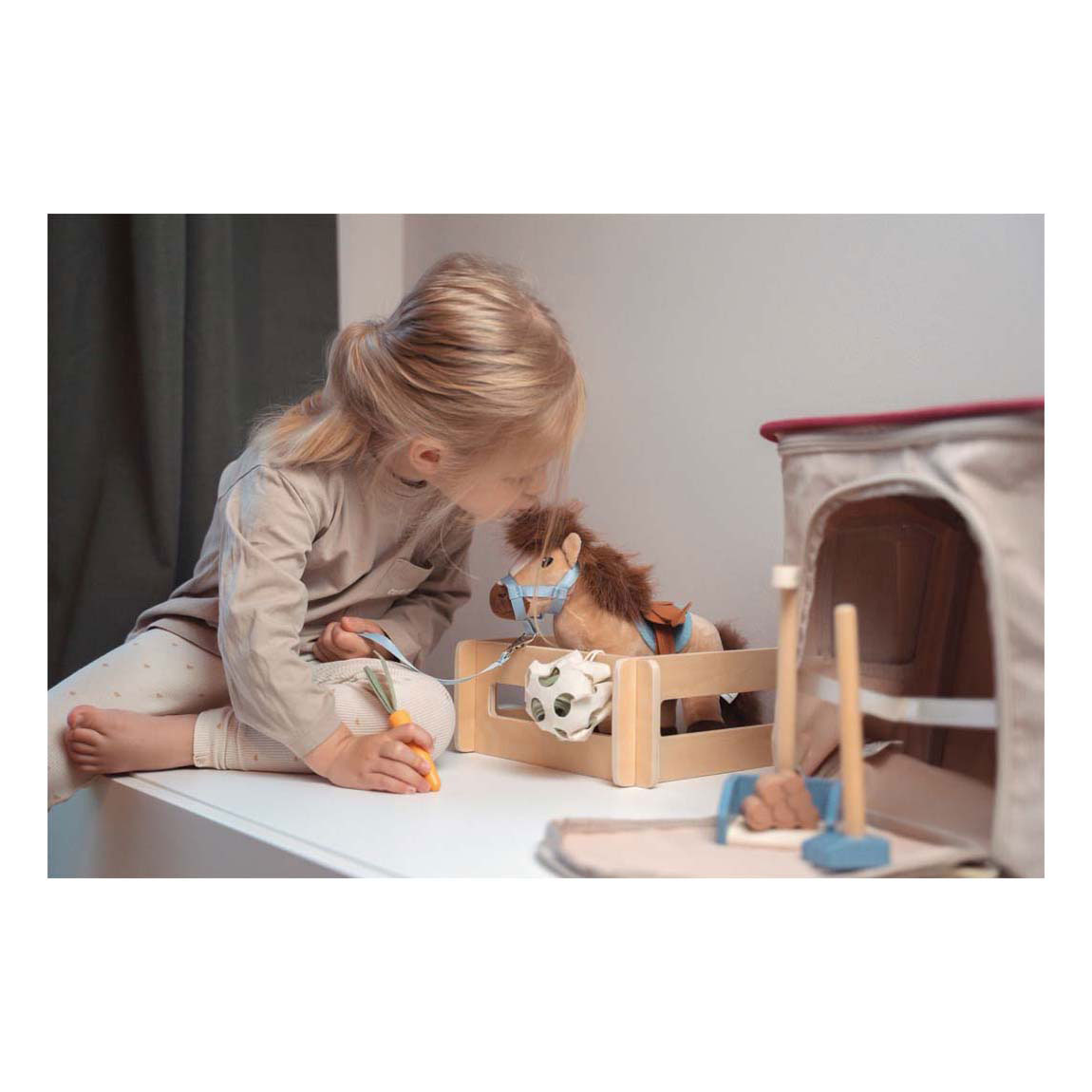 Small Foot - Coffret Cheval avec écurie et accessoires dans un sac