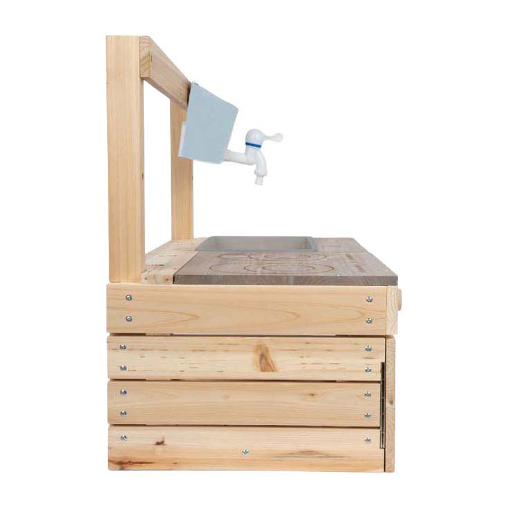 Petite cuisine surélevée en bois et en terre battue