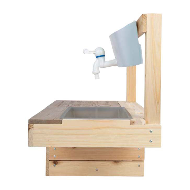 Petite cuisine surélevée en bois et en terre battue