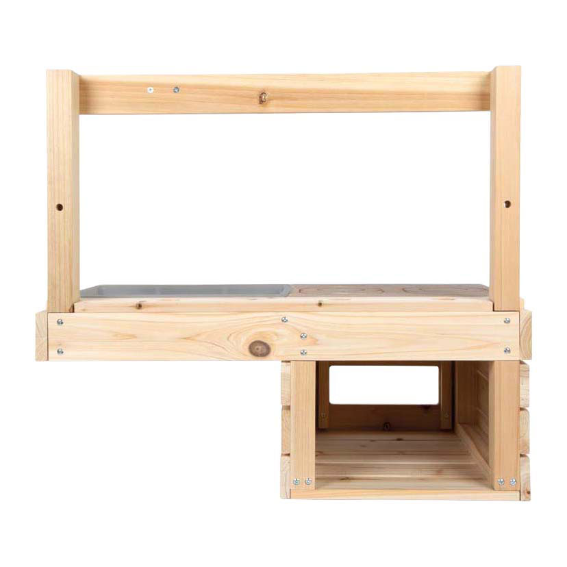 Petite cuisine surélevée en bois et en terre battue