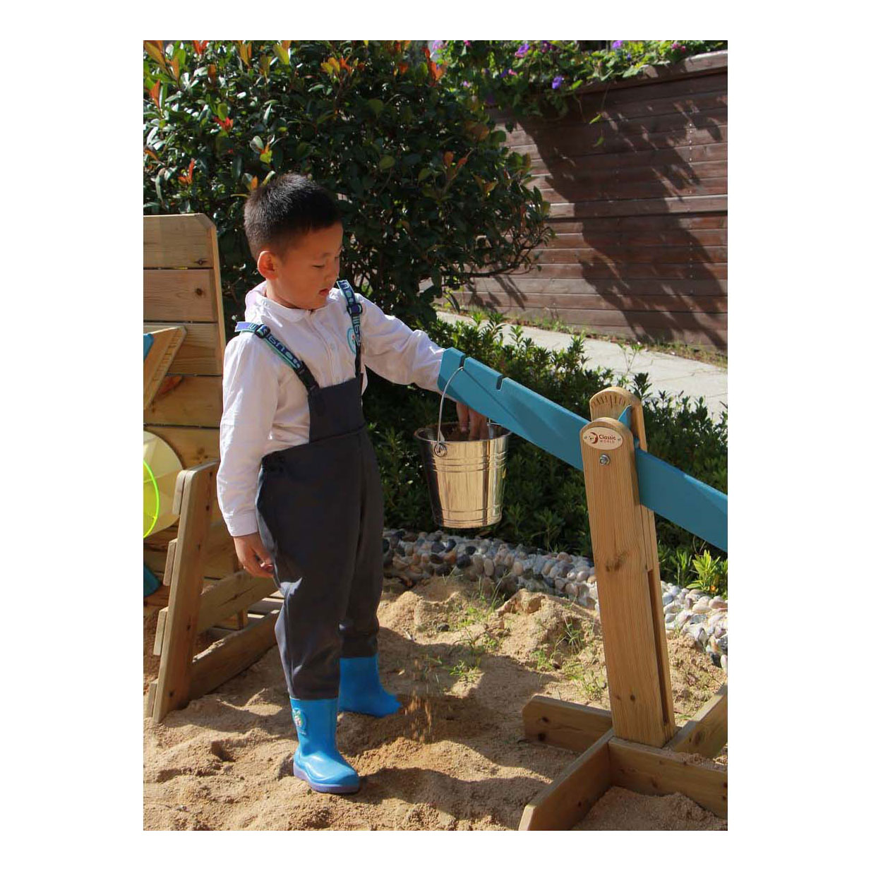 Balance en bois Classic World pour bac à sable