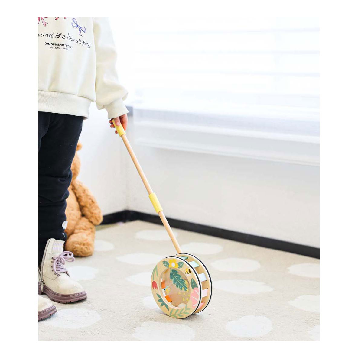 Jouet à pousser en bois Classic World arc-en-ciel